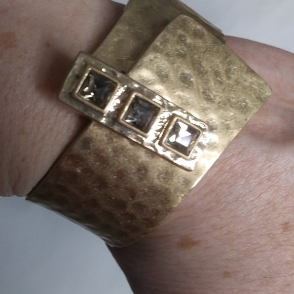 Lia Sophia That’s a Wrap Cuff Bracelet Brutalist vibes Hammered gold tone metal - Picture 8 of 16